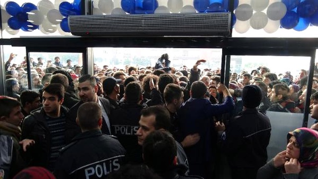 Teknoloji Mağazası Açılışında 'İndirim' İzdiham