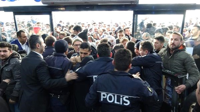 Teknoloji Mağazası Açılışında 'İndirim' İzdiham