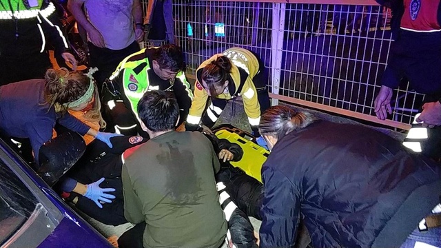 Otomobil, Yunus Polislerine Çarptı: 2 Polis Yaralı