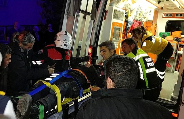 Otomobil, Yunus Polislerine Çarptı: 2 Polis Yaralı