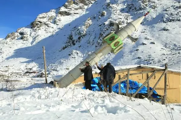 Rize'de Sıra Dışı Gelenek! Çığ Yıkmasın Diye Her Yıl 7 Metrelik Minareyi Yere Yatırıyorlar