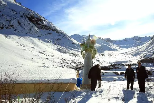 Rize'de Sıra Dışı Gelenek! Çığ Yıkmasın Diye Her Yıl 7 Metrelik Minareyi Yere Yatırıyorlar