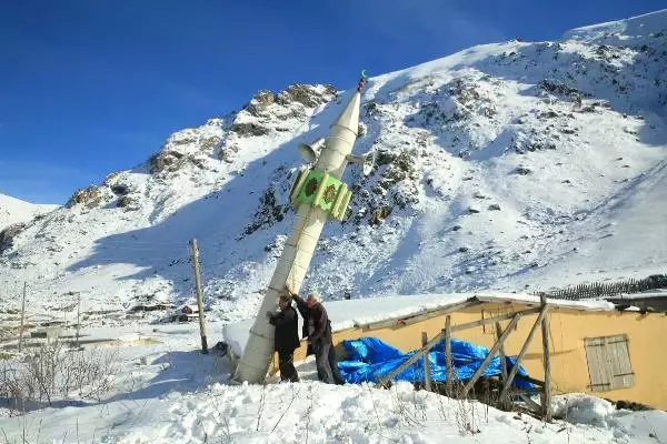 Rize'de Sıra Dışı Gelenek! Çığ Yıkmasın Diye Her Yıl 7 Metrelik Minareyi Yere Yatırıyorlar