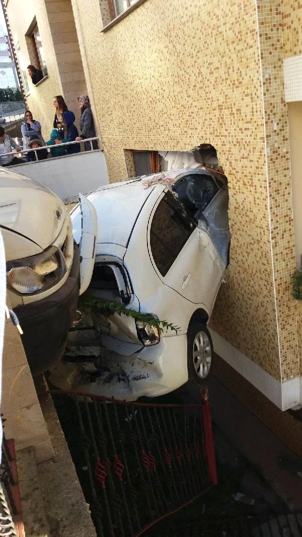 Minibüsün Çarptığı Otomobil Apartmana Girdi, Havada Asılı Kaldı