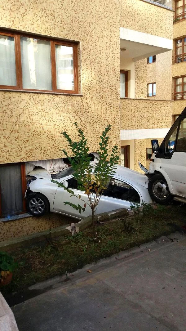 Minibüsün Çarptığı Otomobil Apartmana Girdi, Havada Asılı Kaldı