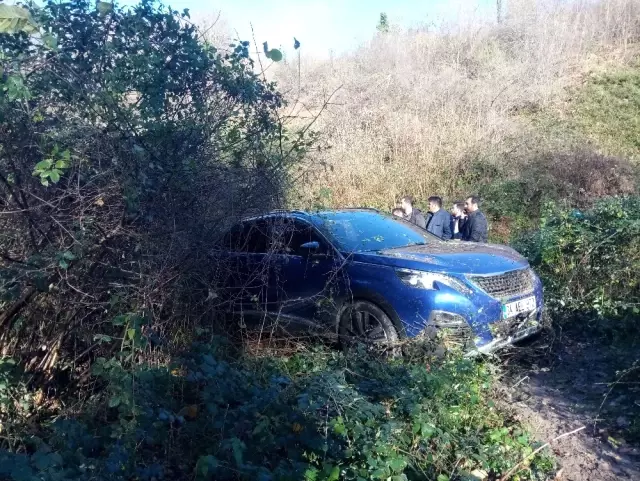 Beykoz'da Yoldan Çıkan Lüks Otomobil, Metrelerce Aşağı Uçtu