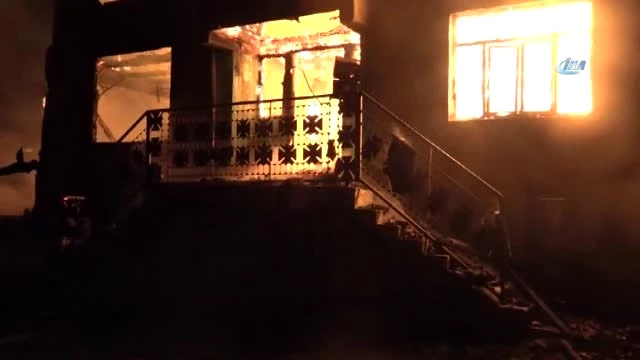 Bolu'da Evde Çıkan Yangın Evle Birlikte Garajı ve İçindeki Kamyoneti de Kül Etti