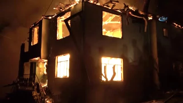 Bolu'da Evde Çıkan Yangın Evle Birlikte Garajı ve İçindeki Kamyoneti de Kül Etti
