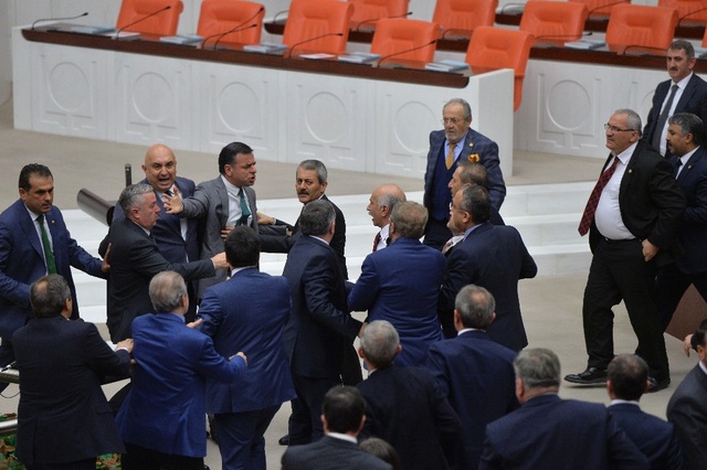 Mecliste Hakaret Tartışması! AK Parti'li Vekillerle CHP'li Vekiller Birbirlerinin Üstüne Yürüdü