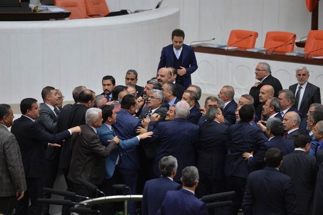 Mecliste Hakaret Tartışması! AK Parti'li Vekillerle CHP'li Vekiller Birbirlerinin Üstüne Yürüdü