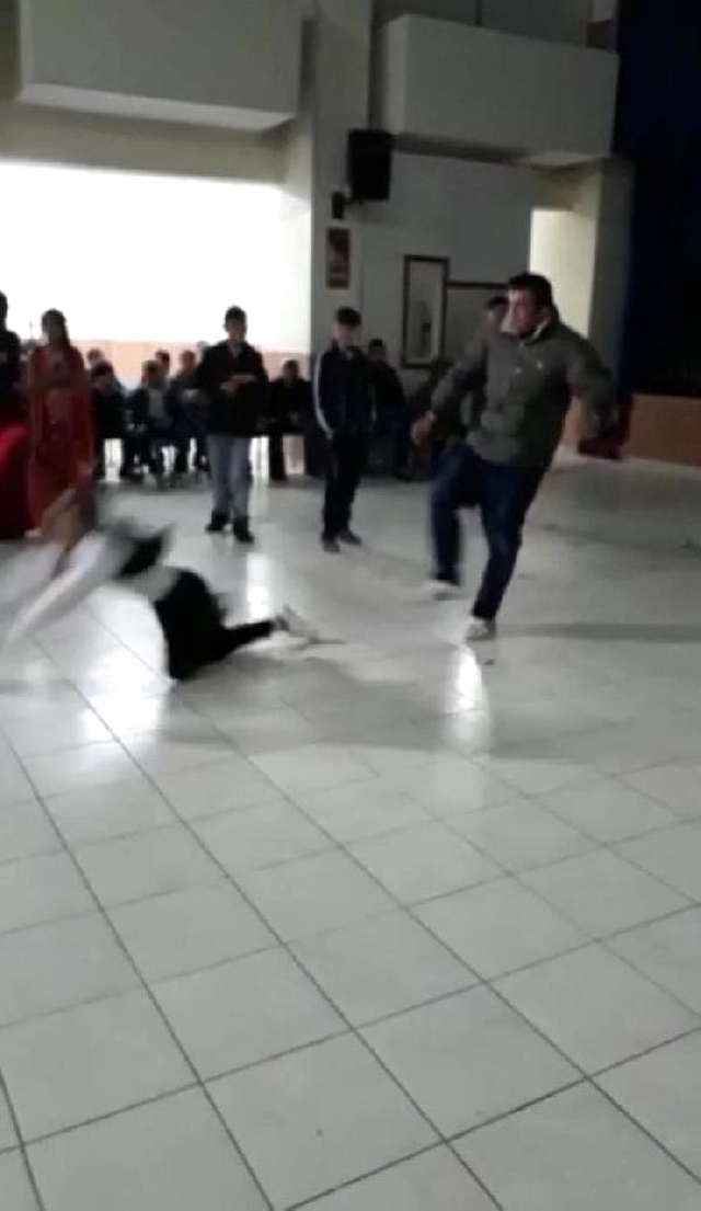 Akli Dengesi Bozuk Olan Genç, Düğünde Oynayan Çocuğu Tekmeyle Yere Düşürdü