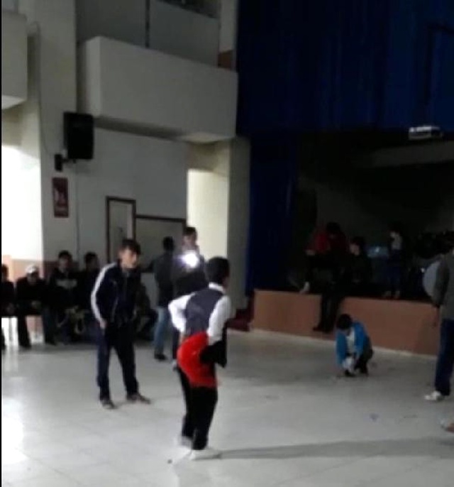 Akli Dengesi Bozuk Olan Genç, Düğünde Oynayan Çocuğu Tekmeyle Yere Düşürdü