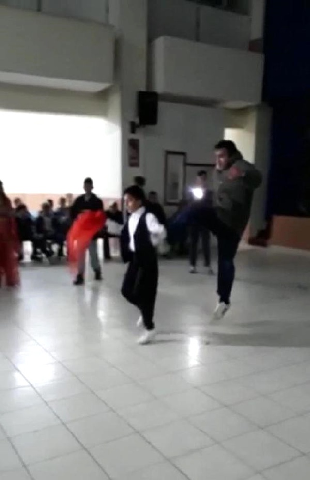 Akli Dengesi Bozuk Olan Genç, Düğünde Oynayan Çocuğu Tekmeyle Yere Düşürdü