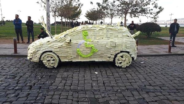 Burası İzmir! Aracını Engelli Alanına Park Eden Sürücüye İlginç Tepki