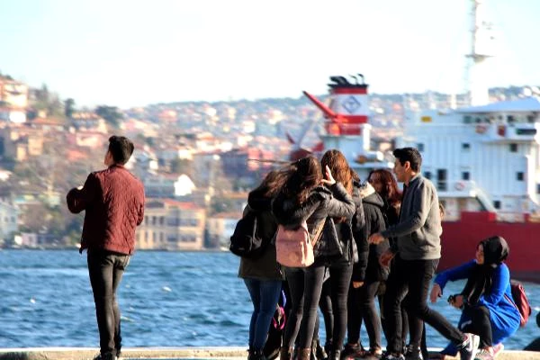 İstanbul'da Tarihi Gün! Hava Sıcaklığı 20 Dereceyi Gördü, Vatandaşlar Denize Girdi