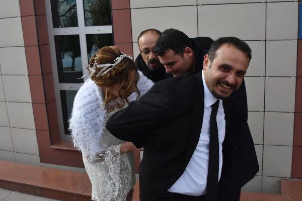 Polis Gelin, Meslektaşı Damadı Kelepçeyle Nikah Masasına Oturttu