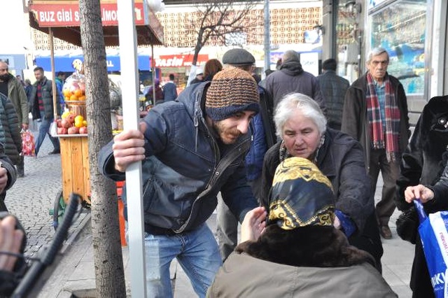 Erkek Hemşire, Sevdiği Kız İçin Her gün 'WC-Şadırvan' Tabelasını Tutuyor