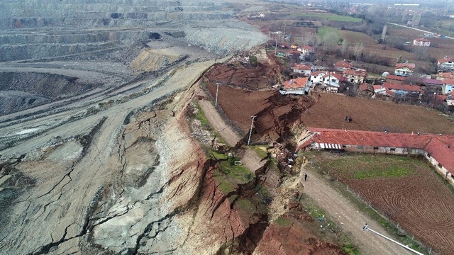 Bolu'da Kömür İçin Yapılan Kazı Nedeniyle Yaşanan Büyük Göçükte Evler Toprağa Gömüldü