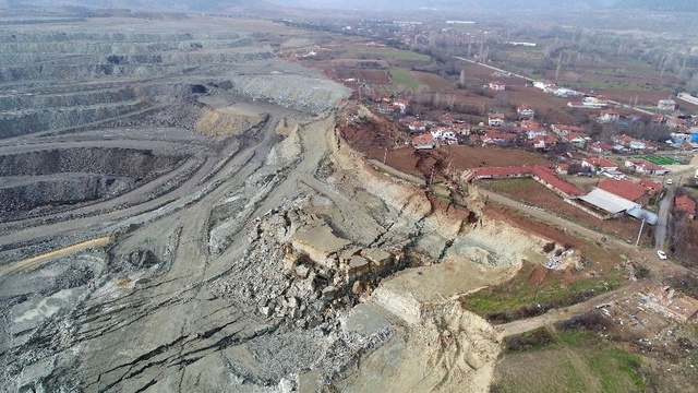 Bolu'da Kömür İçin Yapılan Kazı Nedeniyle Yaşanan Büyük Göçükte Evler Toprağa Gömüldü