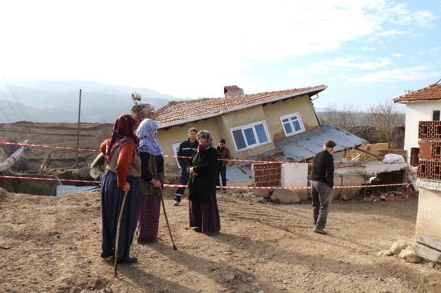 Bolu'da Kömür İçin Yapılan Kazı Nedeniyle Yaşanan Büyük Göçükte Evler Toprağa Gömüldü