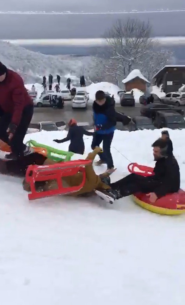 Şişme Yatakla Kayak Yapan Tatilcinin Çarptığı Kadın, Havada Takla Attı