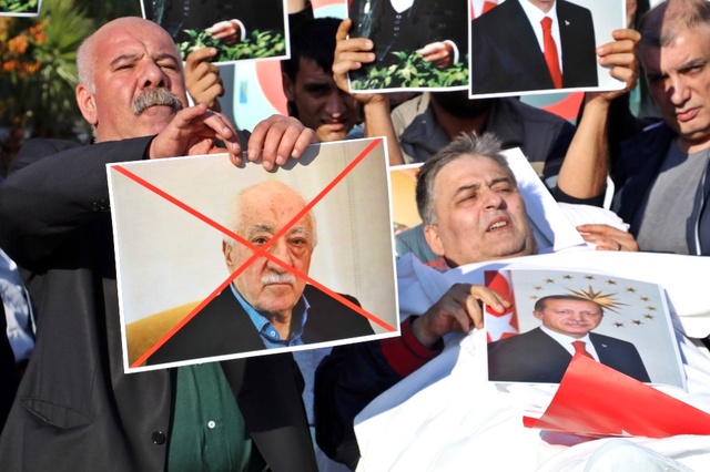 Otellerine FETÖ'nün El Koyduğu İşletmeci, Sedyeyle Evinin Önünde Düzenlenen Eyleme Geldi
