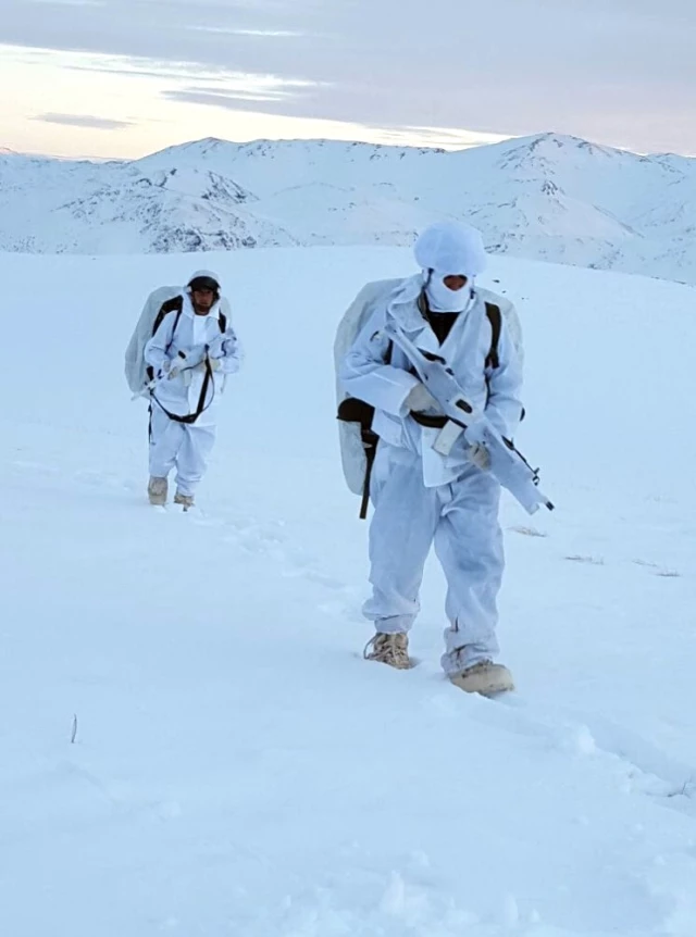 Van'daki Terör Operasyonunda PKK'ya Büyük Darbe! Mehmetçik, Karlı Dağları Didik Didik Aradı