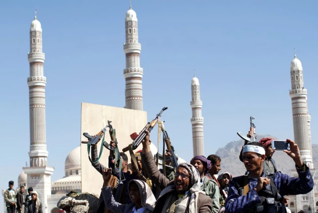 Yemen'de Eski Müttefiklerin İç Çatışması, Başkent Sana'daki Yıkımı Nasıl Artırıyor?