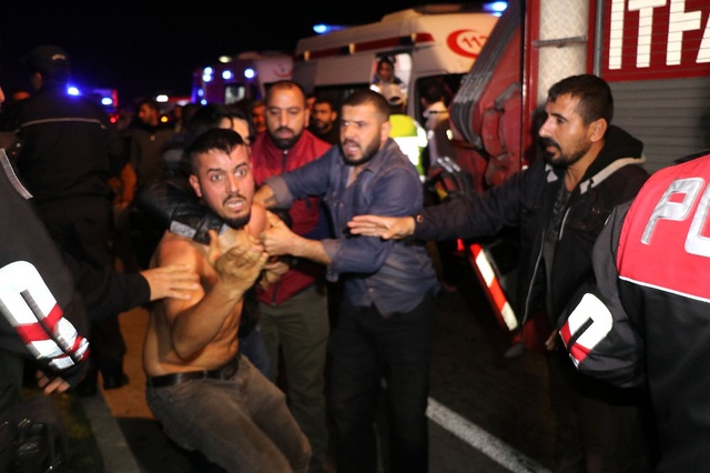 İşçileri Taşıyan Midibüs TIR'a Çarptı, Kazada 16 Kişi Yaralandı