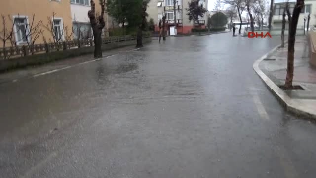Edirne'de Sağanak Yağış Nedeniyle Sokaklar Göle Döndü, Evleri Su Bastı