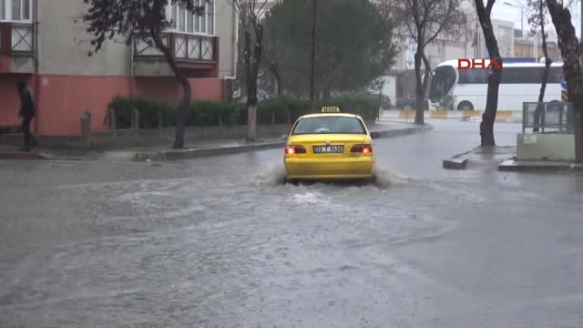 Edirne'de Sağanak Yağış Nedeniyle Sokaklar <a class='keyword-sd' href='/gole/' title='Göle'>Göle</a> Döndü, Evleri Su Bastı