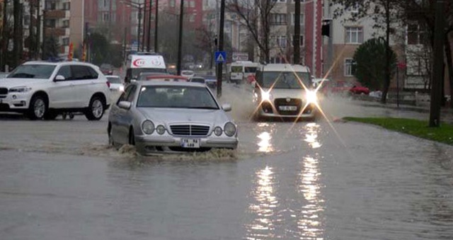 Edirne'de Sağanak Yağış Nedeniyle Sokaklar Göle Döndü, Evleri Su Bastı