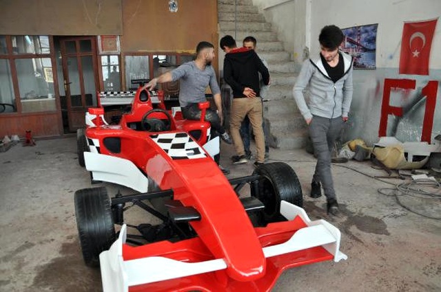Kaporta Ustası, Hurda Otomobil ve Traktör Parçalarından Formula 1 Aracı Yaptı