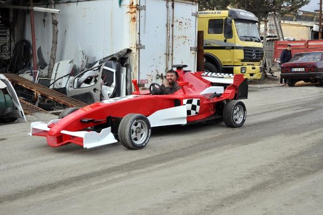 Kaporta Ustası, Hurda Otomobil ve Traktör Parçalarından Formula 1 Aracı Yaptı