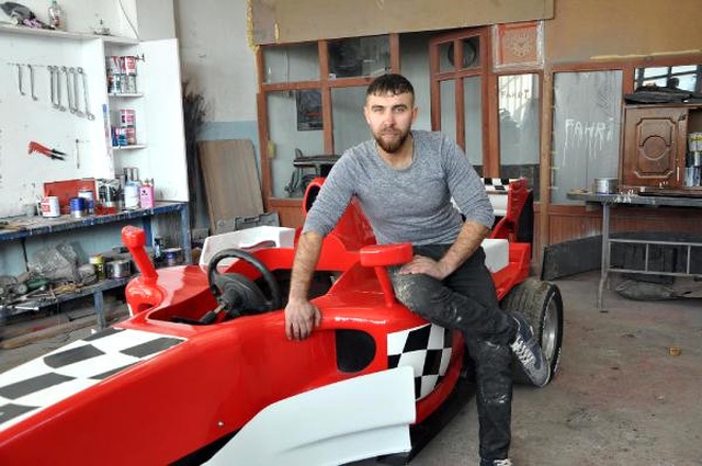 Kaporta Ustası, Hurda Otomobil ve Traktör Parçalarından Formula 1 Aracı Yaptı