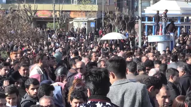 Süleymaniye'de Protesto: Barzani'nin Partisinin Ofisi Ateşe Verildi!