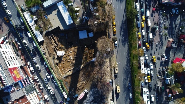 Beşiktaş'ta Metro Kazısında Ortaya Çıkan 3 Bin 500 Yıllık Mezarlıklar Havadan Görüntülendi