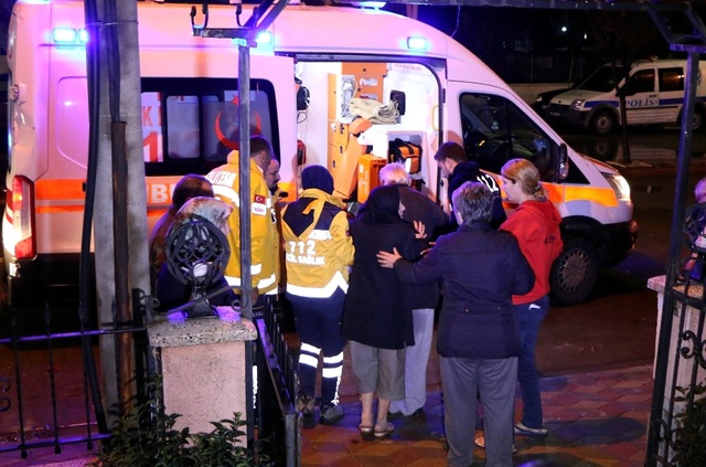 Bilgisayar Bomba Gibi Patladı, Çıkan Yangında 20 Kişi Dumandan Etkilendi