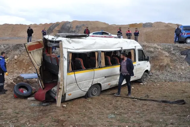 Engelli Öğrencileri Taşıyan Servis Minibüsü Devrildi: 13 Yaralı