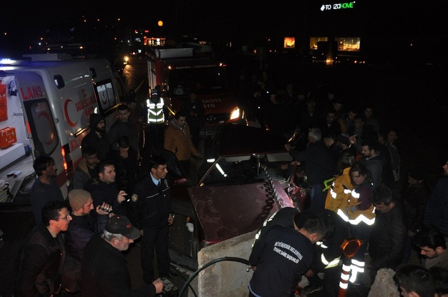 Alkollü Sürücü Bariyerlere Girdi, Sıkıştığı Yerden Güçlükle Kurtarıldı