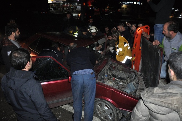 Alkollü Sürücü Bariyerlere Girdi, Sıkıştığı Yerden Güçlükle Kurtarıldı