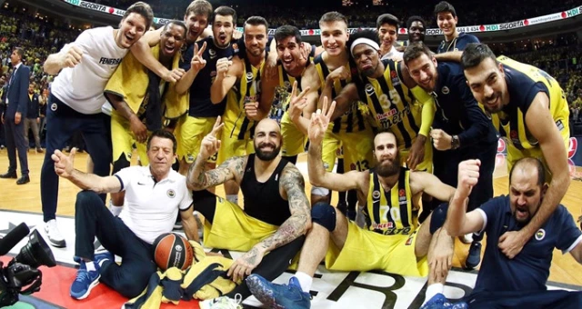 Fenerbahçe Taraftarı Pero Antic'i Bağrına Bastı