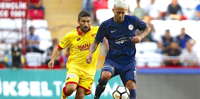 Antalya'da Krallar Gibi Karşılanan Menez, Takımdan Ayrılıyor