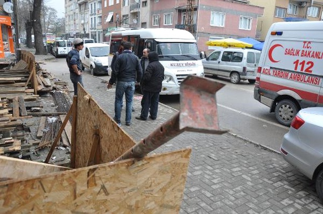 Kaldırımda Yürüyen Genç Kadının Başına İnşaattan Kalıp Demiri Düştü