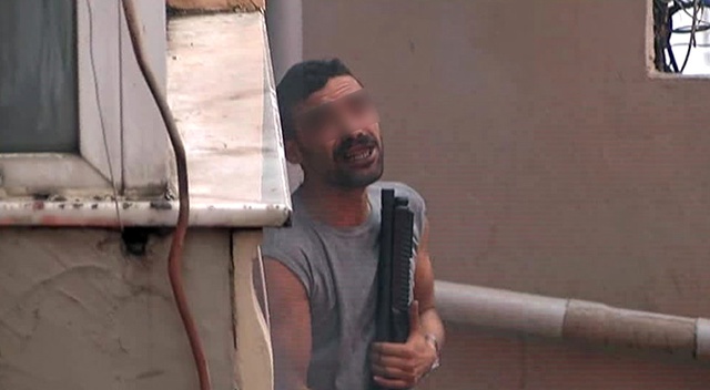 Psikolojik Sorunları Olan Genç, Evini Ateşe Verip Pompalı Tüfekle İntihara Kalkıştı