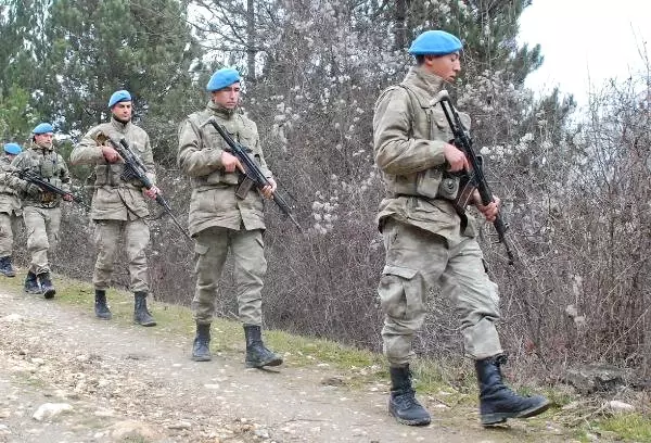 Kastamonu'daki Yangında Kaybolan Ailenin Bulunması İçin Komandolar, 30 km'lik Alanı Abluka Altına Aldı