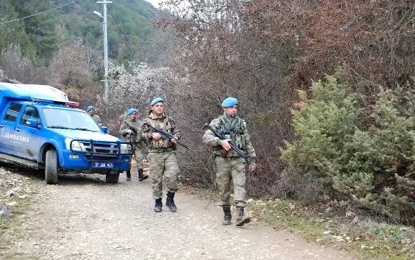 Kastamonu'daki Yangında Kaybolan Ailenin Bulunması İçin Komandolar, 30 km'lik Alanı Abluka Altına Aldı