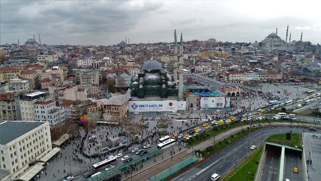 Milli Piyango Bayii Nimet Abla'nın Önünde Yılbaşı Çekilişi İçin Uzun Kuyruk Oluştu