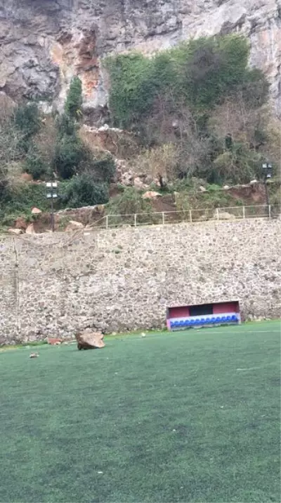 Maçta Sahaya Kaya Düştü, Futbolcular Faciadan Son Anda Kurtuldu