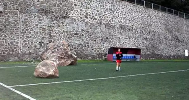 Maçta Sahaya Kaya Düştü, Futbolcular Faciadan Son Anda Kurtuldu